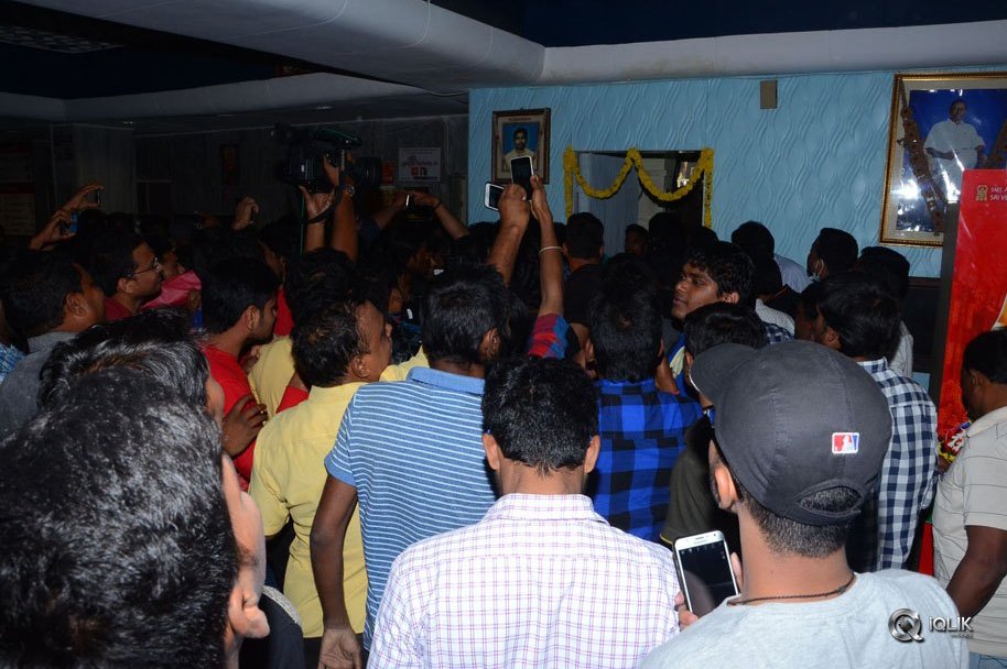 Shatamanam-Bhavati-Movie-Team-At-Sandhya-Theatre